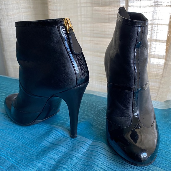CHANEL LEATHER BLACK ANKLE BOOTS CC ACCENT LOGO HIGH HEELS BOOTIES 37-6.5 $2550 - Picture 1 of 12